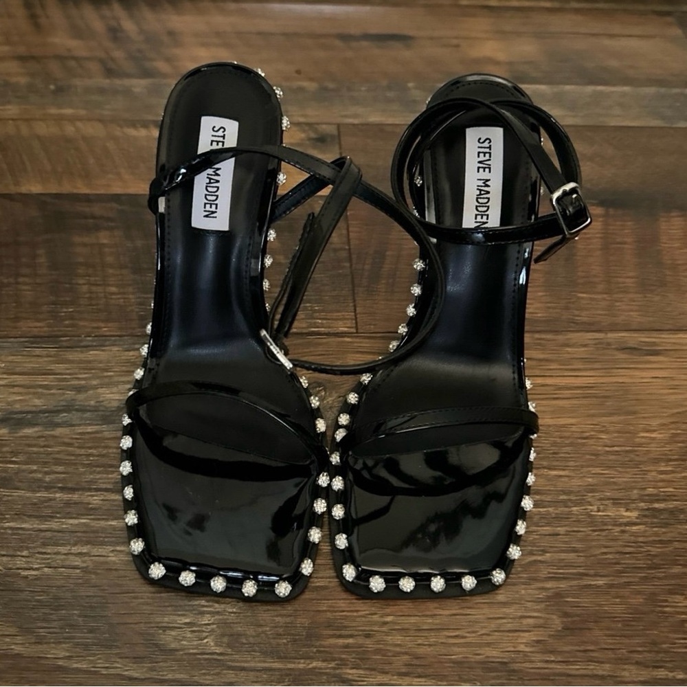 Zelle Steve Madden Black heels with Rhinestone Accents
Size: 7